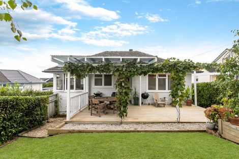 Photo of property in 25 Clairville Crescent, Wai O Taiki Bay, Auckland, 1072