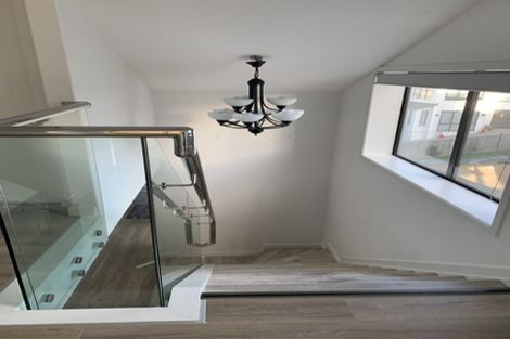 Photo of property in 17 Para Close, Fairview Heights, Auckland, 0632