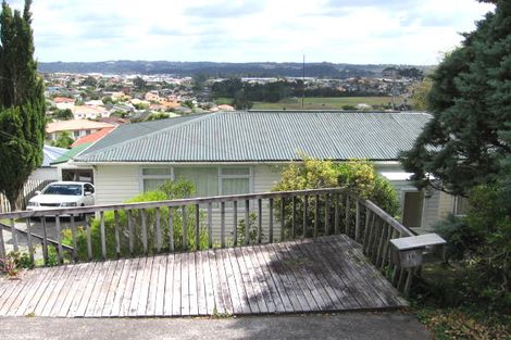 Photo of property in 1/18 Sunset Road, Unsworth Heights, Auckland, 0632