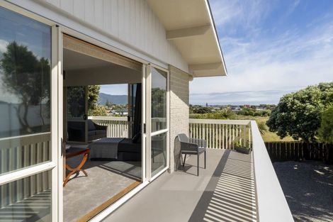 Photo of property in 67 Queens Road, Waikanae Beach, Waikanae, 5036
