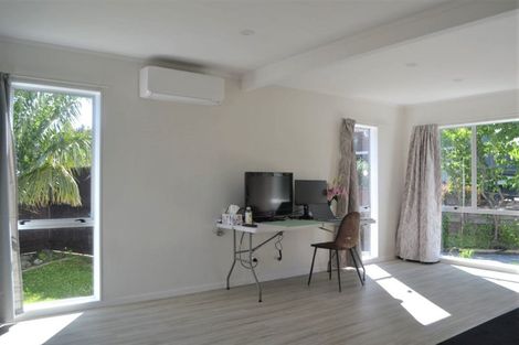 Photo of property in 21 Kingsbridge Place, Newlands, Wellington, 6037