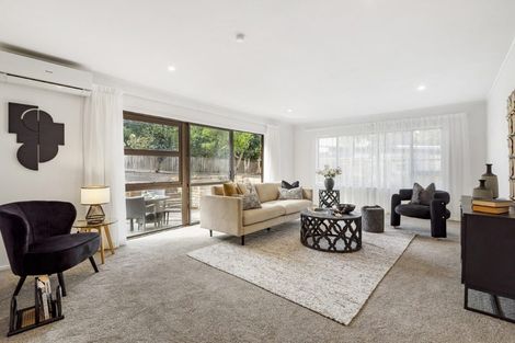 Photo of property in 2/7 Tallington Crescent, Torbay, Auckland, 0630