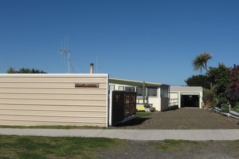Photo of property in 6 Himatangi Street, Himatangi Beach, Foxton, 4891
