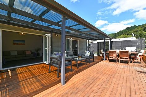 Photo of property in 4 Pinehaven Road, Pinehaven, Upper Hutt, 5019