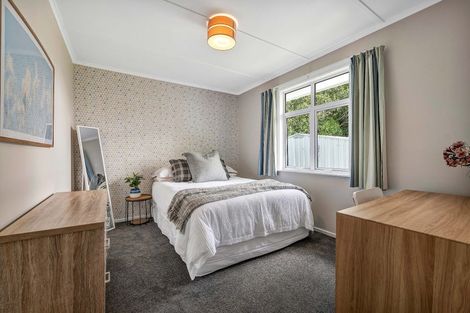 Photo of property in 33 Turakina Street, Merrilands, New Plymouth, 4312