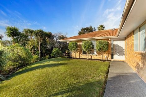 Photo of property in 14 Stonedge Lane, Rosedale, Auckland, 0632