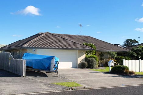 Photo of property in 62a Frank Nobilo Drive, Golflands, Auckland, 2013