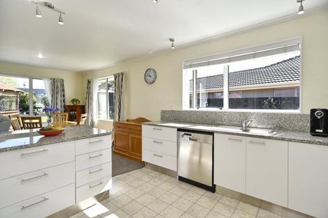 Photo of property in 15 Willowview Drive, Redwood, Christchurch, 8051
