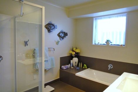 Photo of property in 9 Endeavour Place, One Tree Point, 0118