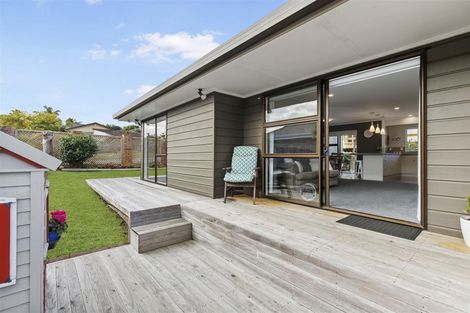 Photo of property in 4 Pinewood Grove, Botany Downs, Auckland, 2010