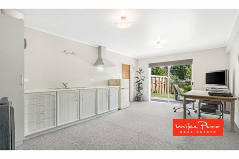 Photo of property in 9 Armstrong Place, New Lynn, Auckland, 0600