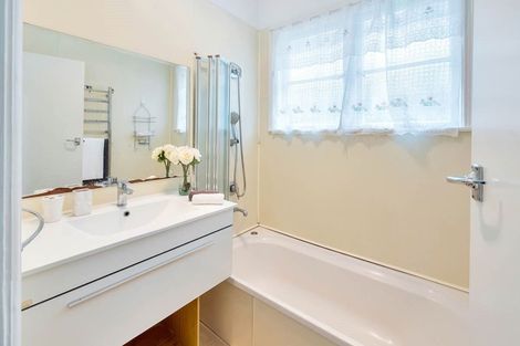 Photo of property in 7 Griffen Park Road, Mount Roskill, Auckland, 1041