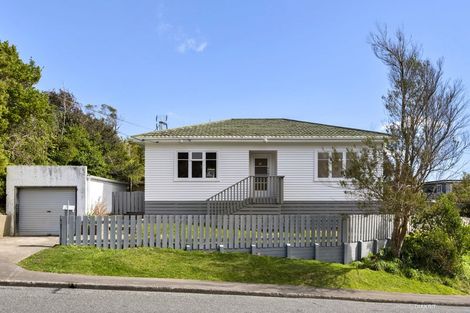 Photo of property in 12 Lyndfield Lane, Newlands, Wellington, 6037