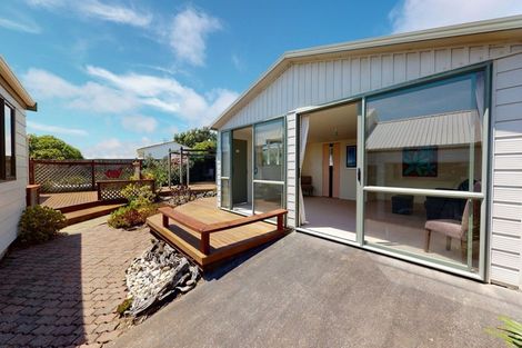 Photo of property in 4 Rangitane Grove, Waitarere Beach, Levin, 5510