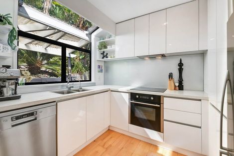 Photo of property in 2/8 Heatherleigh Rise, Northcross, Auckland, 0632