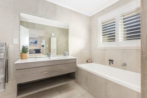 Photo of property in 86 Queen Charlotte Drive, Aotea, Porirua, 5024