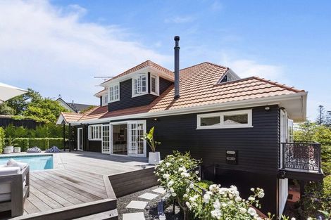 Photo of property in 16 Fenton Terrace, Cockle Bay, Auckland, 2014