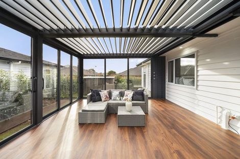 Photo of property in 16 Twin Parks Rise, Papakura, 2110