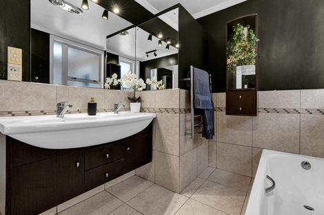 Photo of property in 116 Paraite Road, Paraite, New Plymouth, 4373