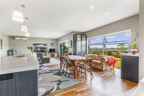 Photo of property in 1 Gavinike Place, Waimauku, 0812