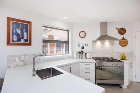 Photo of property in 18 Medallion Court, Kelvin Grove, Palmerston North, 4414