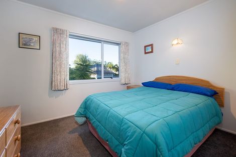 Photo of property in 11 Ellangowan Road, Waiake, Auckland, 0630