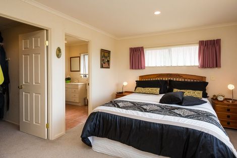 Photo of property in 143 Summerhill Drive, Fitzherbert, Palmerston North, 4410