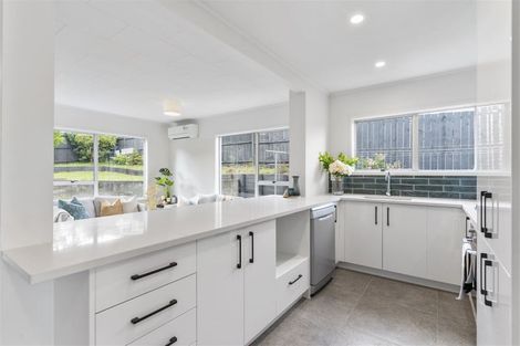 Photo of property in 2/3 Lambrown Drive, Totara Vale, Auckland, 0629