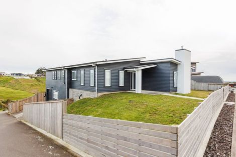 Photo of property in 23 Vaucluse Heights, Fitzherbert, Palmerston North, 4410