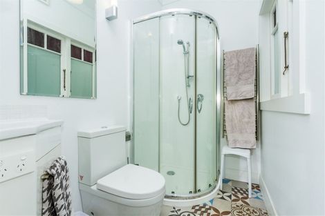 Photo of property in 18 William Bond Street, Stanley Point, Auckland, 0624