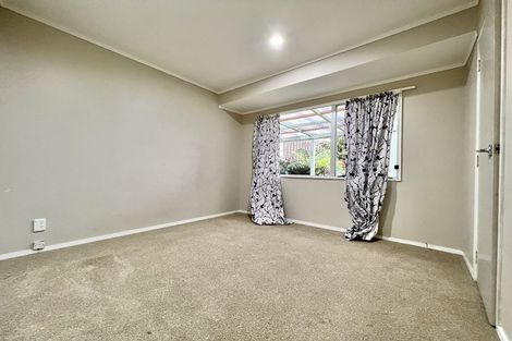 Photo of property in 4 Fernhaven Place, Massey, Auckland, 0614