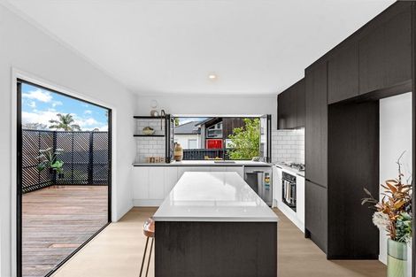 Photo of property in 12 Cleve Road, Green Bay, Auckland, 0604