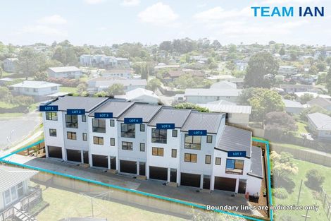 Photo of property in 7/11 Kayle Glen, West Harbour, Auckland, 0618