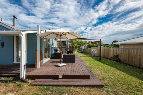 Photo of property in 10 Cross Street, Waikuku Beach, 7473