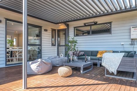 Photo of property in 2 Madden Avenue, Kumeu, 0810