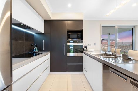 Photo of property in 28 Resolution Drive, Gulf Harbour, Whangaparaoa, 0930