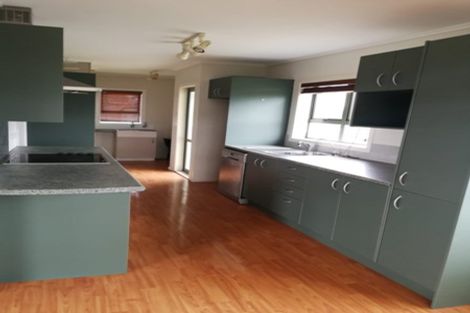 Photo of property in 12 Bamboo Grove, Kelston, Auckland, 0602