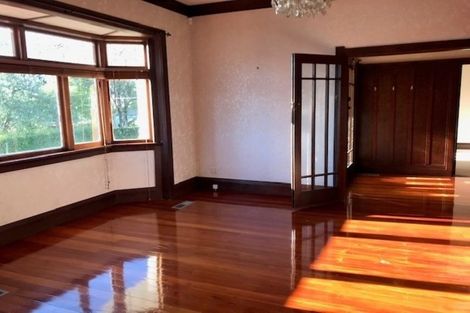 Photo of property in 5 Maungakiekie Avenue, Greenlane, Auckland, 1051