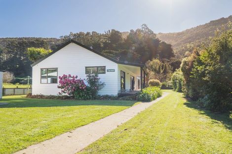 Photo of property in 577 Little Akaloa Road, Little Akaloa, 7583