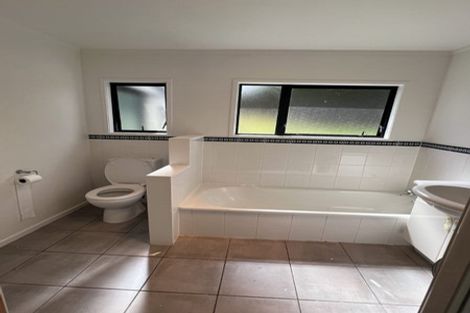 Photo of property in 28 Goodwood Drive, Goodwood Heights, Auckland, 2105