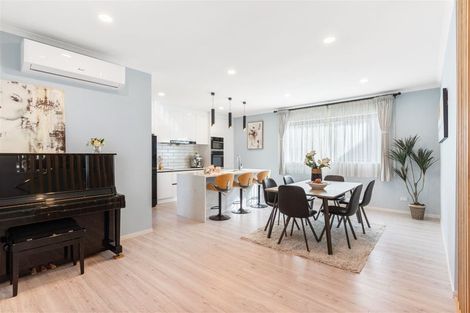 Photo of property in 33d Wairau Road, Forrest Hill, Auckland, 0627