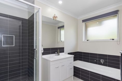 Photo of property in 16 Haden Place, Omokoroa, 3114