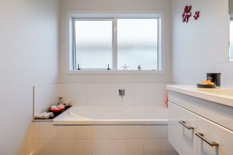 Photo of property in 2 Morocco Terrace, Kelvin Grove, Palmerston North, 4414