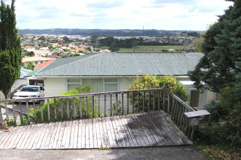 Photo of property in 2/18 Sunset Road, Unsworth Heights, Auckland, 0632
