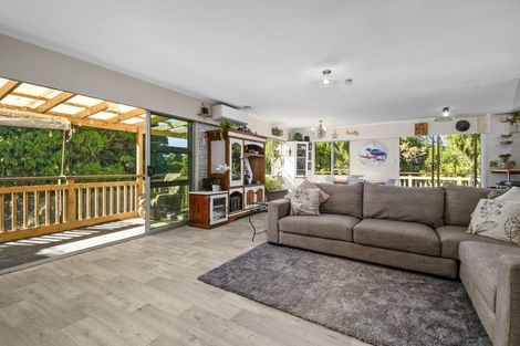 Photo of property in 737 Scenic Drive, Henderson Valley, Auckland, 0612