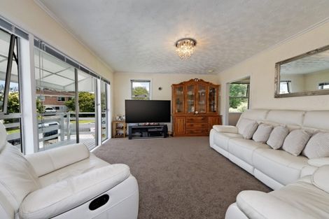 Photo of property in 22 Crompton Road, Massey, Auckland, 0614
