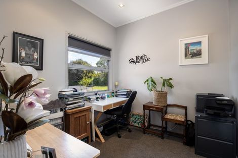 Photo of property in 4 Neve Place, Strandon, New Plymouth, 4312