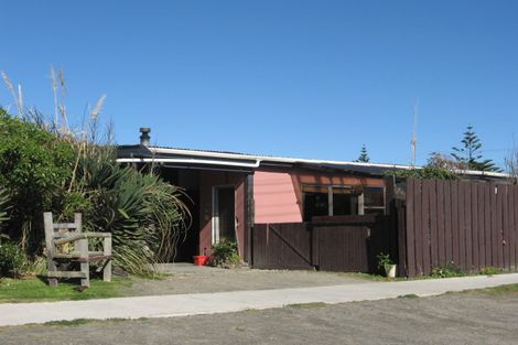 Photo of property in 4 Himatangi Street, Himatangi Beach, Foxton, 4891