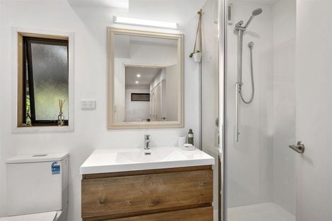 Photo of property in 24 Deverell Place, Northcross, Auckland, 0632