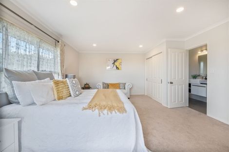 Photo of property in 7 Santa Monica Place, Goodwood Heights, Auckland, 2105